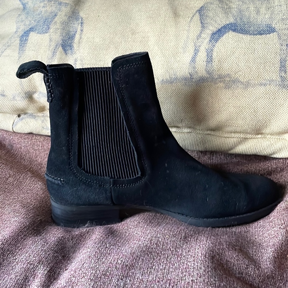 Black UGG ankle boots // sz 7.5 // some light discoloration // good condition